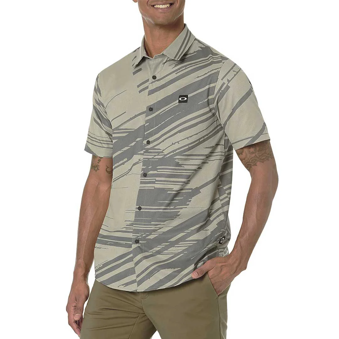 Oakley - Men's Tempo Woven Short Sleeve Shirt (FOA404022 2A9) - Image 2